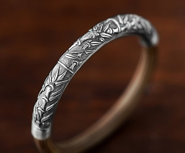 【VERAFIED】流れるような彫刻的デザインのシルバーブレスレット VERAFIED】流れるような彫刻的デザインのシルバーブレスレット