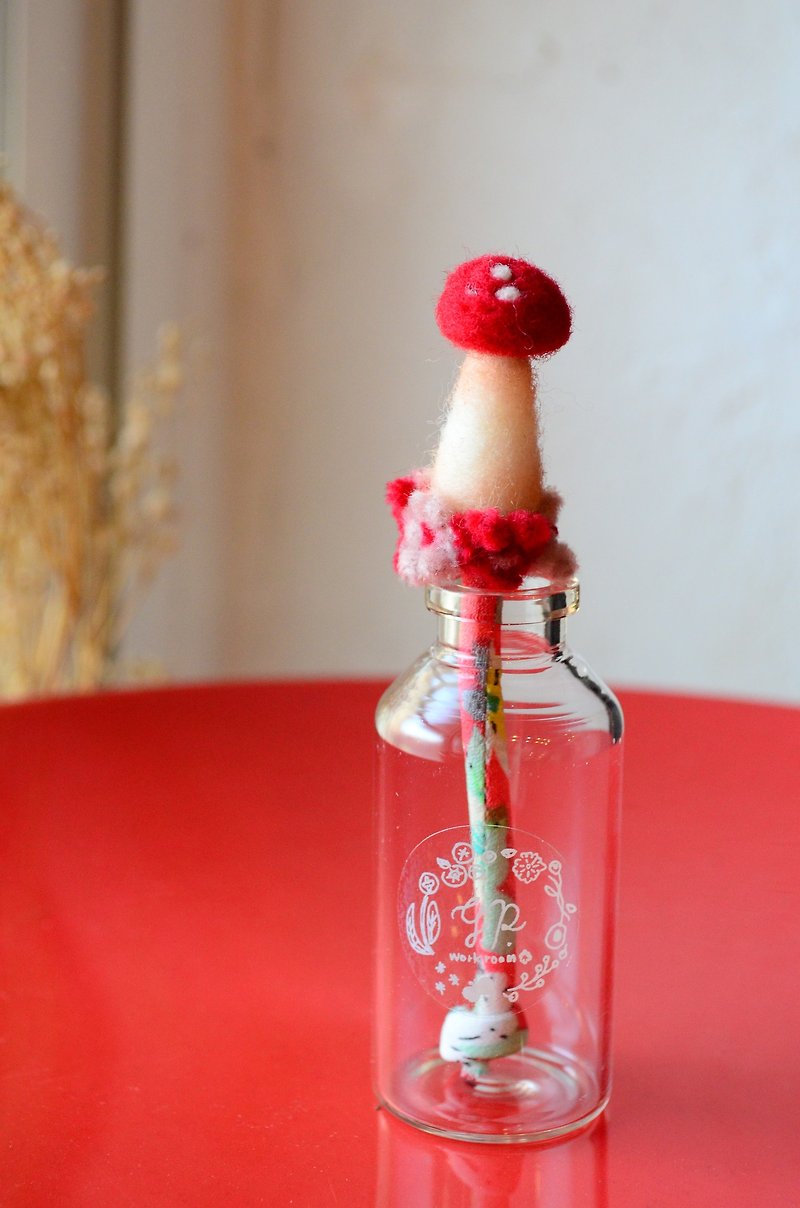 Book small mushroom wool felt top fragrance bottle fragrance bottle fragrance essential oil aromatherapy (excluding Tuoxiang liquid) - Fragrances - Wool Red