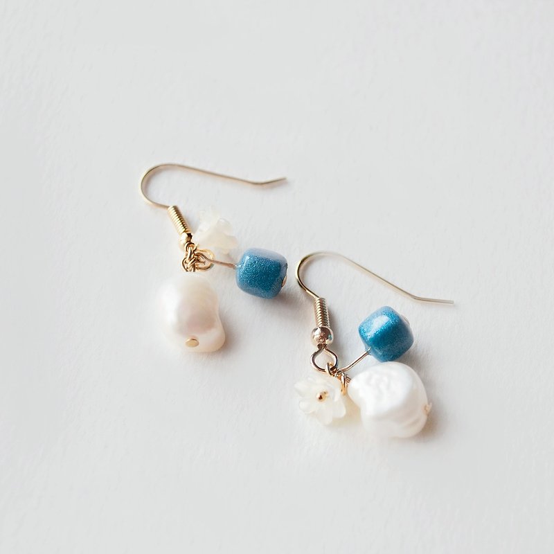 TeaTime / Afternoon Tea Tasteful blue + Irregular Pearl Earrings Earhook / Original Handmade Imported Material Earrings Earrings - ต่างหู - วัสดุอื่นๆ ขาว