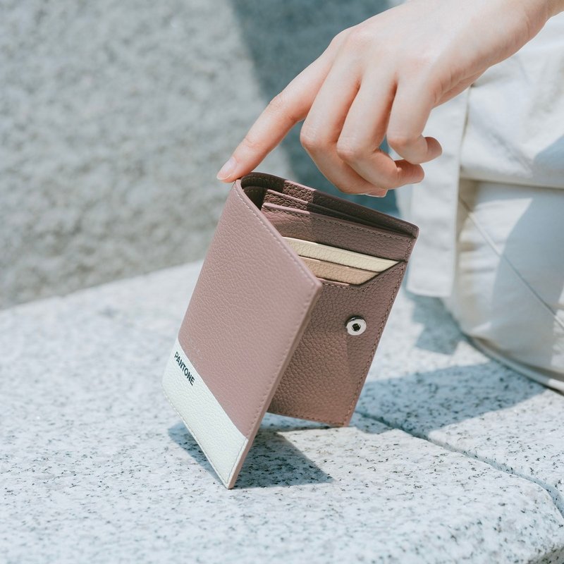 【Crossover Collection】Samuel Ashley x Pantone Bi-fold Leather Wallet - Rosewood - กระเป๋าสตางค์ - หนังแท้ สึชมพู