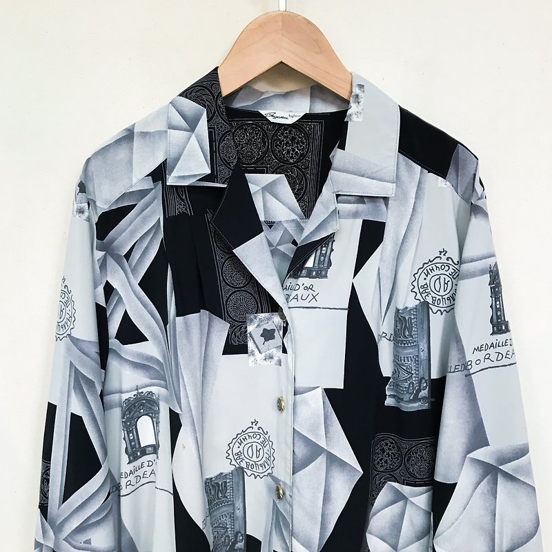 Top / Black and White Long-sleeve Blouse with Geometric Shapes - เสื้อเชิ้ตผู้หญิง - เส้นใยสังเคราะห์ สีดำ