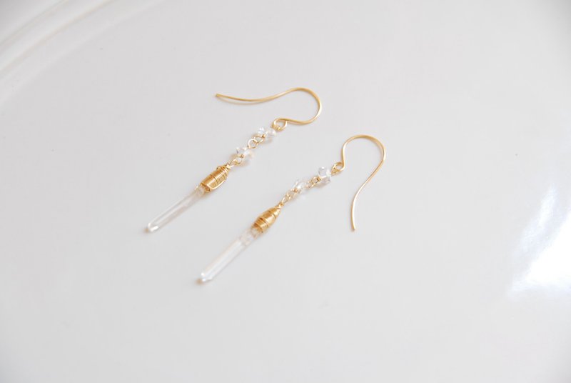ダブルポイント水晶と氷柱クリスタルのピアス　１４kgf - 耳環/耳夾/耳骨夾 - 水晶 透明