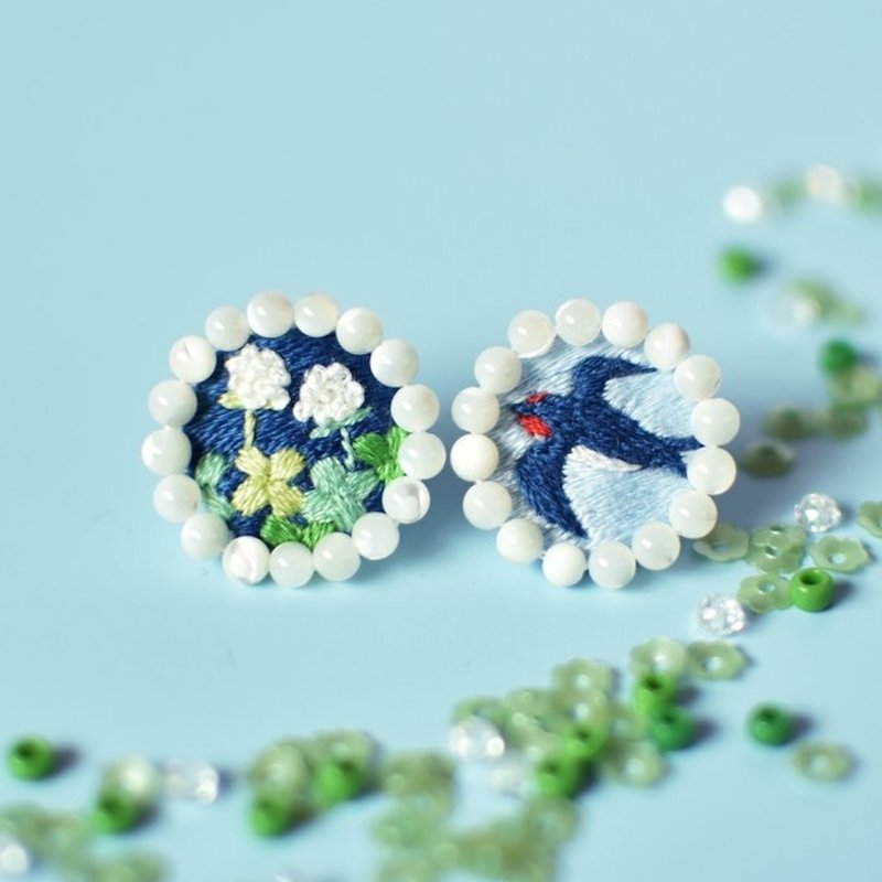 Refreshing blue swallow and white clover earrings/ Clip-On embroidery accessories - Earrings & Clip-ons - Thread Blue