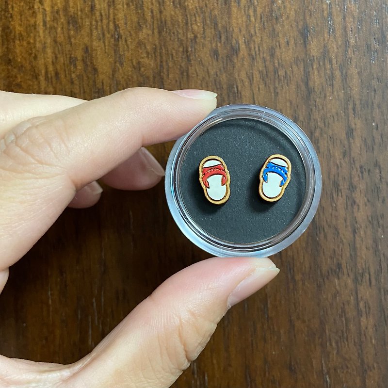 Painted wood earrings-Slippers (blue VS red) - ต่างหู - ไม้ หลากหลายสี
