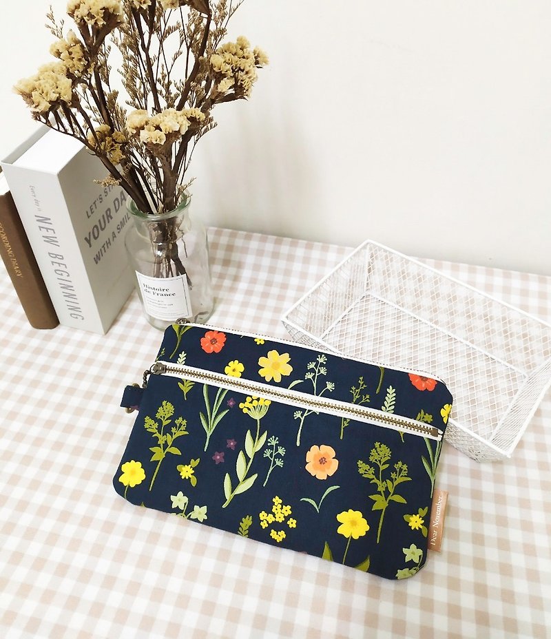 Picking up light series coin purse/universal bag/zipper storage bag/flowers and grass illustrations/in pre-order - Wallets - Cotton & Hemp Green