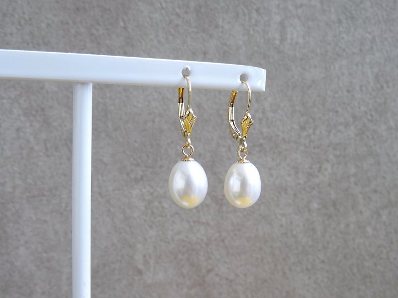 :: Downton Retro:: Oval Shaped Freshwater Pearl 14K GF Tulip Leverback Earrings - Earrings & Clip-ons - Pearl White