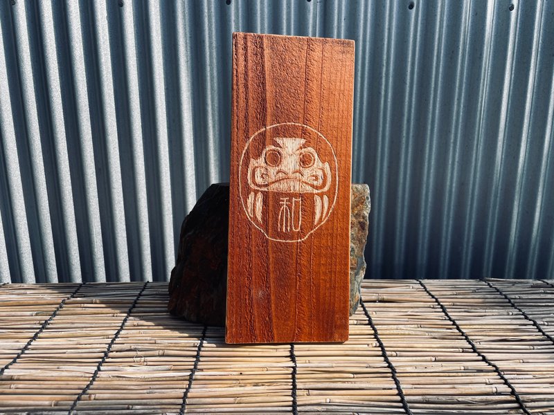 Spiritual Japanese Craft　柿渋×手彫り 和モダンな木彫りアートボード　天然木・一点物　和ダルマ - 壁貼/牆壁裝飾 - 木頭 咖啡色