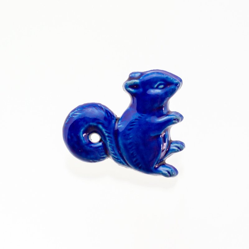 ceramics brooch squirrel cobalt blue - เข็มกลัด - ดินเผา สีน้ำเงิน