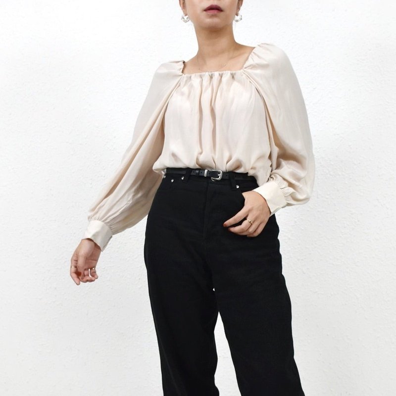 ASTRID BLOUSE 米杏色 方領 泡泡寬鬆性格上衣 - 女上衣/長袖上衣 - 絲．絹 