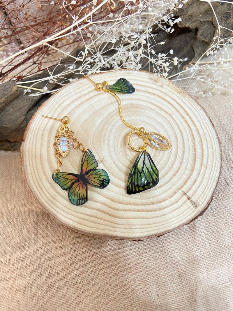 Green Butterfly Asymmetric Earrings - ต่างหู - เรซิน สีเขียว