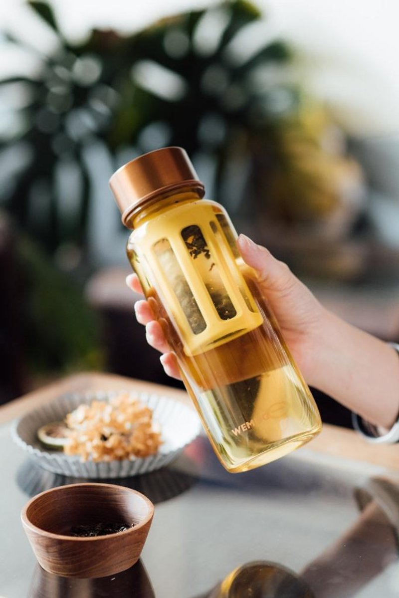 Coffee cup hand-brewed design gift hot and cold tea heat-resistant portable bottle pot with filter) Royal Gold 650ml - กระติกน้ำ - พลาสติก สีเหลือง