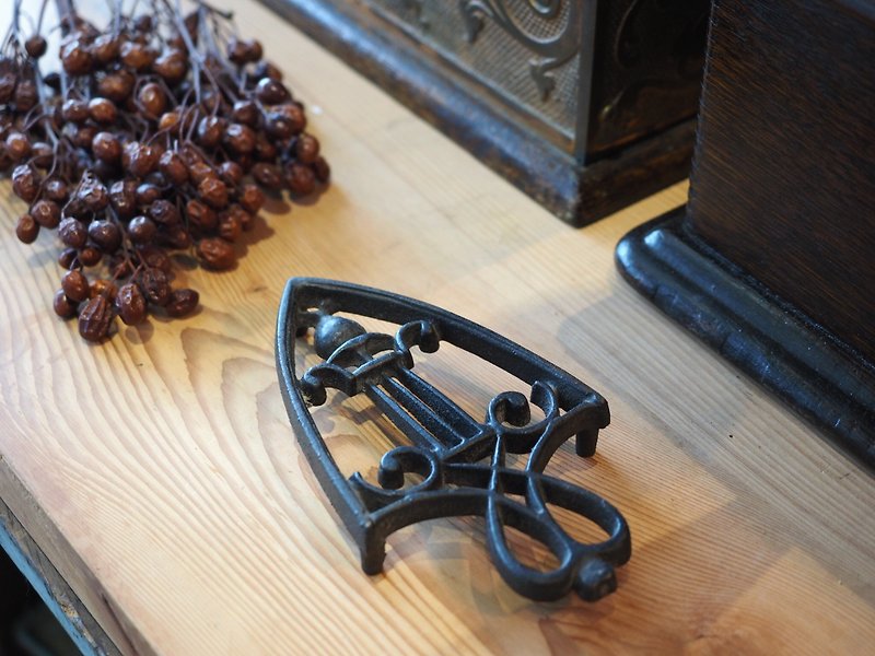 Old American Cast Iron pot mat antique pad (large) - ผ้ารองโต๊ะ/ของตกแต่ง - โลหะ สีดำ