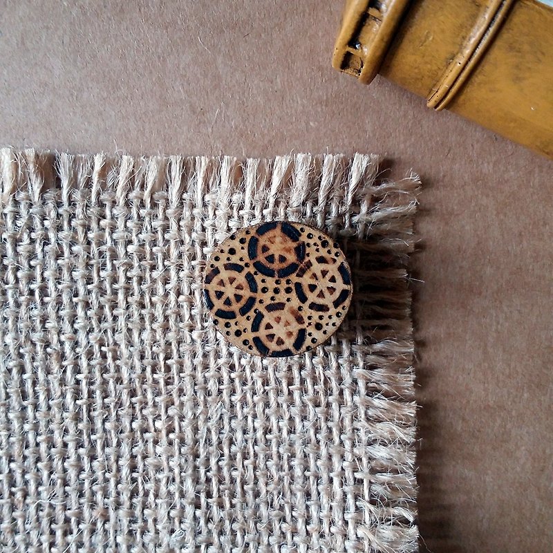 Woodcut pattern pins/brooches - เข็มกลัด - ไม้ สีนำ้ตาล