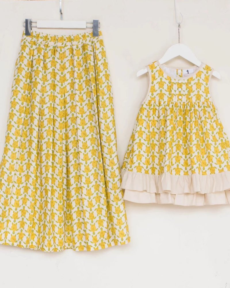 A little different yellow sea turtle flower parent-child clothing, mother and daughter clothing - ชุดครอบครัว - ผ้าฝ้าย/ผ้าลินิน สีเหลือง