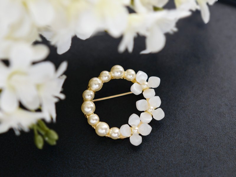 [Brooch, S size] White flower lover and pearl bud (hydrangea) - เข็มกลัด - ไข่มุก ขาว