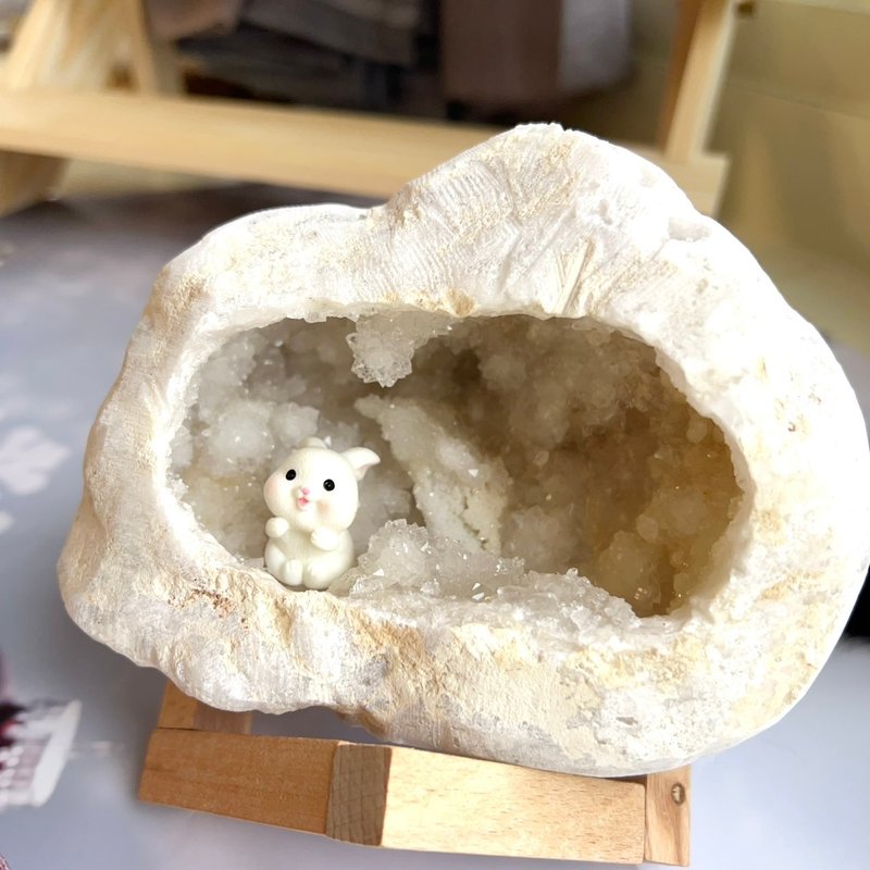 Angel of Wish~Boutique Moroccan white crystal geode (J) with base - ของวางตกแต่ง - คริสตัล 