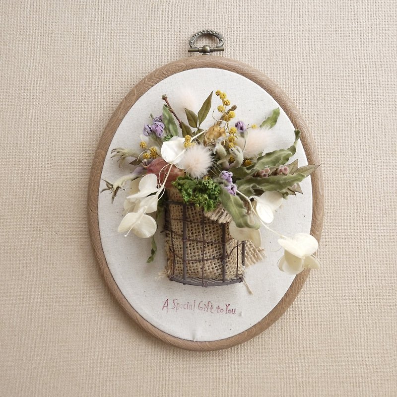 [Countryside Scenery] Dry Flower Embroidery Box Charm / Hanging Decoration - ตกแต่งต้นไม้ - พืช/ดอกไม้ สีกากี