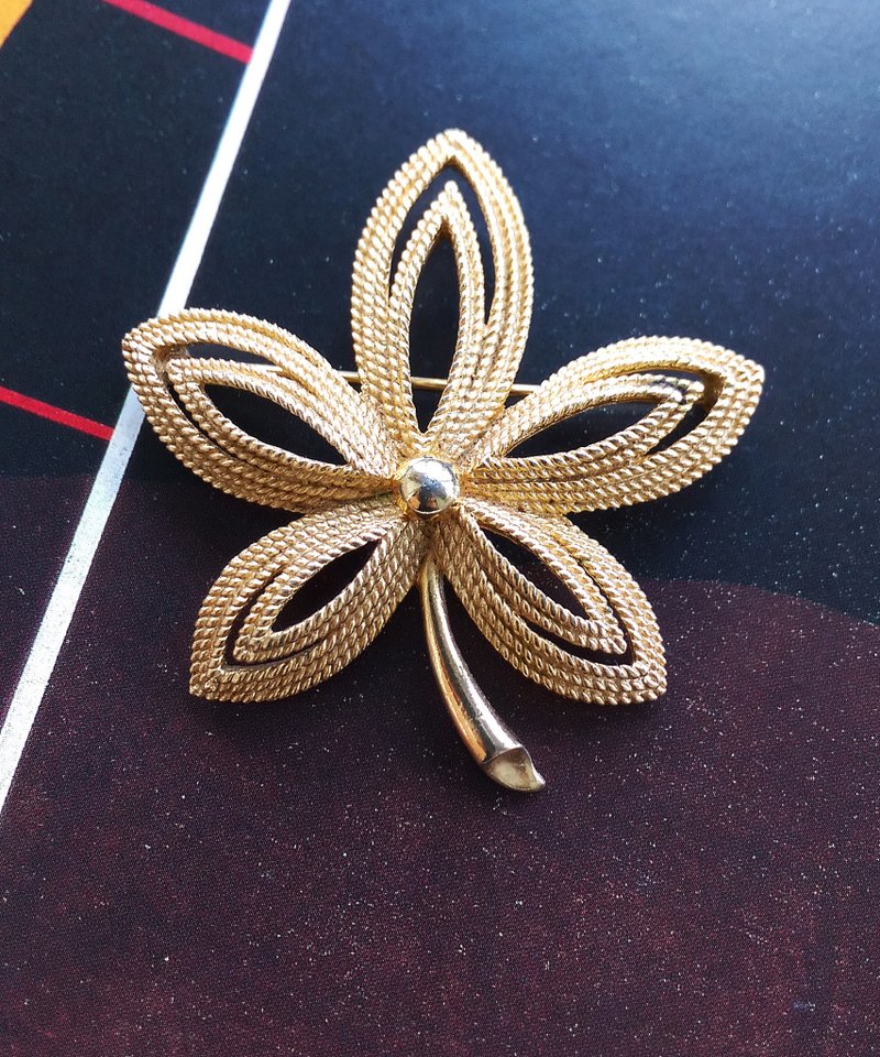 Vintage Jewelry 西洋古董飾品 TRIFARI 立體 花卉 花葉 別針 - 徽章/別針 - 其他金屬 金色