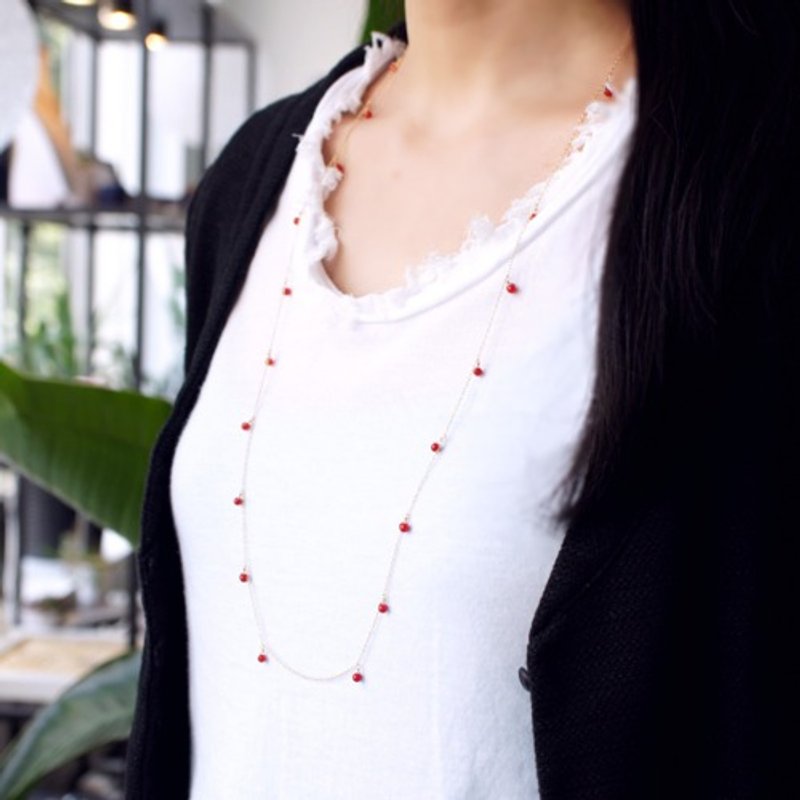 2way dyed coral station long necklace Tiia - สร้อยคอ - เครื่องเพชรพลอย สีแดง