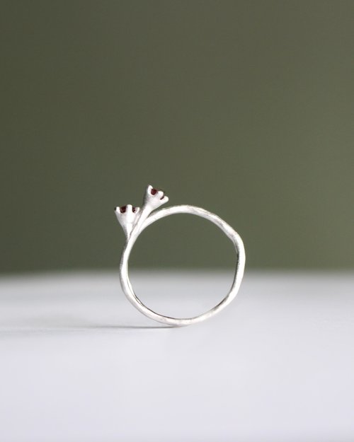 nanthi Little Mollis Ring (Garnet) sand blast finishing