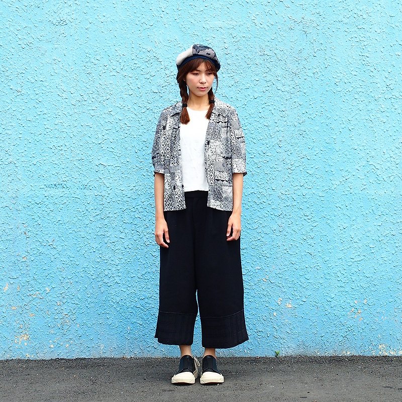 Vintage Retro Five-Sleeve Sleeve Shirt Short-Sleeve Blouse [Kuroshi Totem] V-23 - เสื้อเชิ้ตผู้หญิง - ผ้าฝ้าย/ผ้าลินิน สีดำ