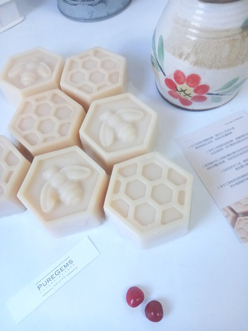 . Diligent little bee. Cleanses skin. Low temperature refrigeration. Handmade Soap/ Suitable for all skin types - Soap - Other Materials White