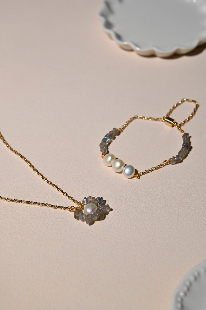 Wreath Bracelet / Pearl Labradorite / JIEGEM Sister's Jewelry - สร้อยข้อมือ - ไข่มุก ขาว