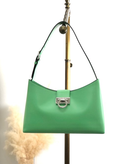 solo-vintage 【 日本直送 名牌中古包 】Salvatore Ferragamo ショルダーバッグ ライトグリーン ガンチーニ レザー ホーボーバッグ オールド mhmsnh