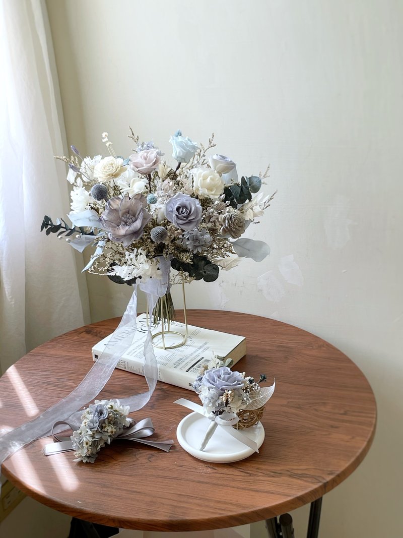 [Wedding Preserved Flowers] Mist Blue Galaxy 3-piece Set Bride’s Bouquet and Groom’s Corsage Wrist Flower - ช่อดอกไม้แห้ง - พืช/ดอกไม้ 