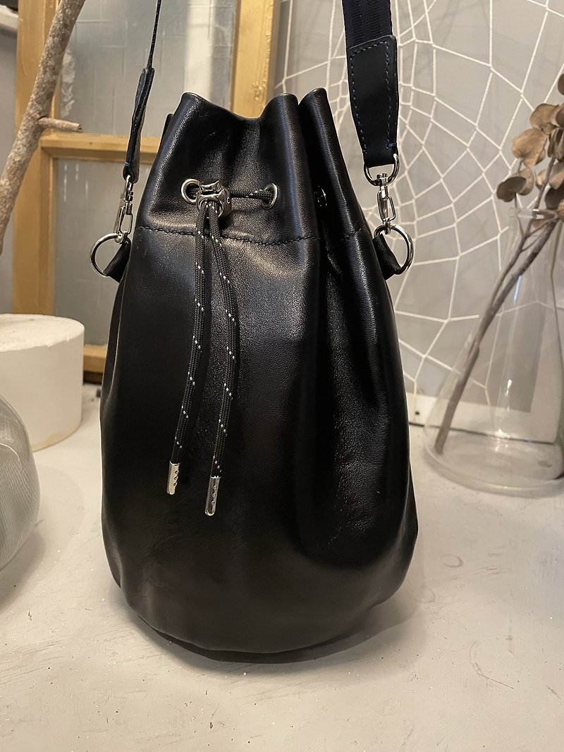 Sheepskin Bucket Bag-L - กระเป๋าแมสเซนเจอร์ - หนังแท้ สีดำ