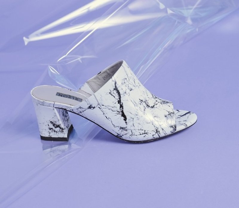 Smooth surface Marble exposed toe dragged with thick leather sandals white - Sandals - Genuine Leather White