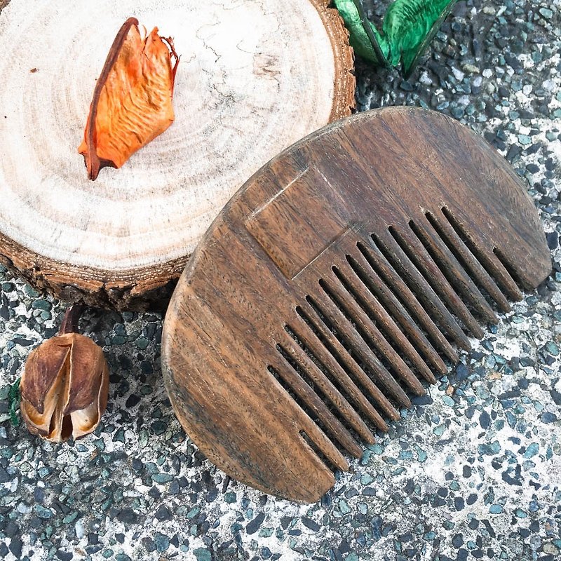 Handmade Japanese style wooden comb-green sandalwood - Other - Wood Green