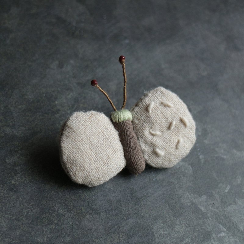 小蝴蝶 刺繡胸針別針 / 37 棉麻蝶 - 徽章/別針 - 繡線 卡其色
