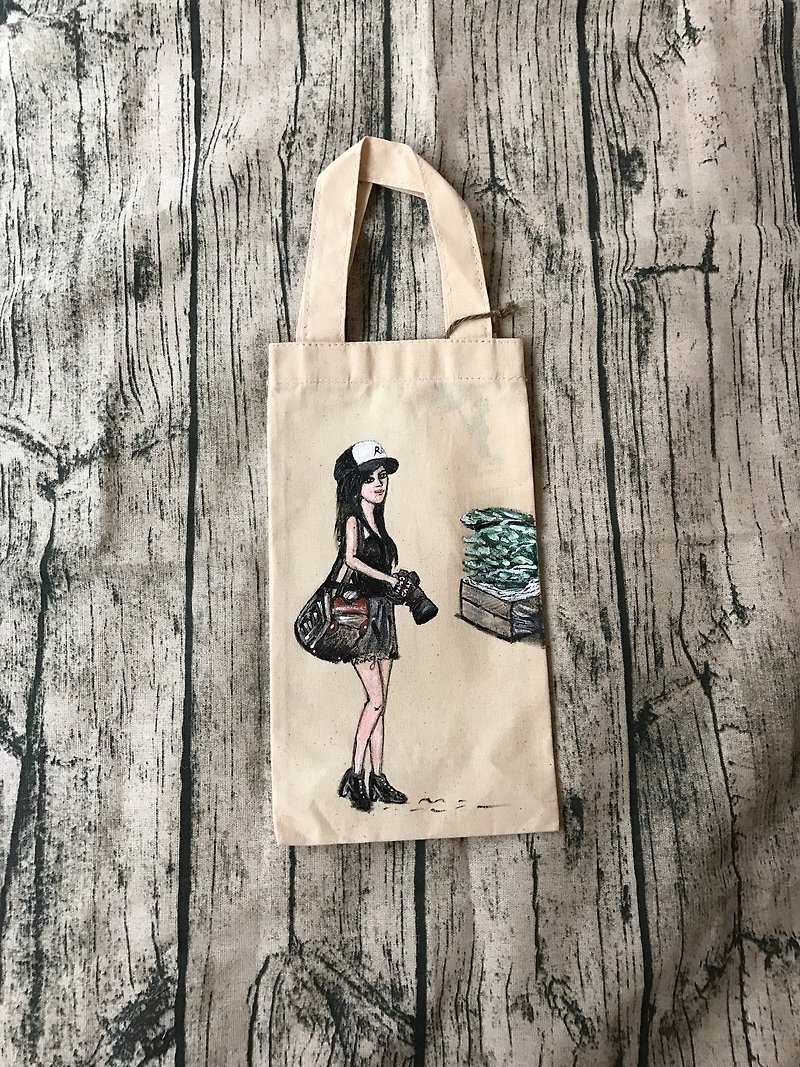 Hand-painted canvas girl green drink bag / canvas drink bag - กระเป๋าถือ - ผ้าฝ้าย/ผ้าลินิน 
