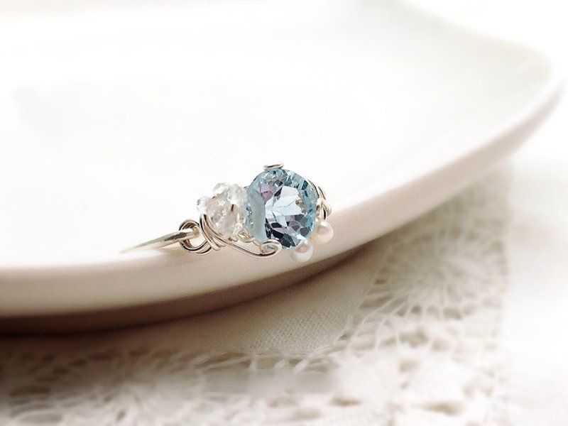 Maries garden - Sky blue topaz, white topaz and freshwater pearl wire ring - General Rings - Gemstone Blue