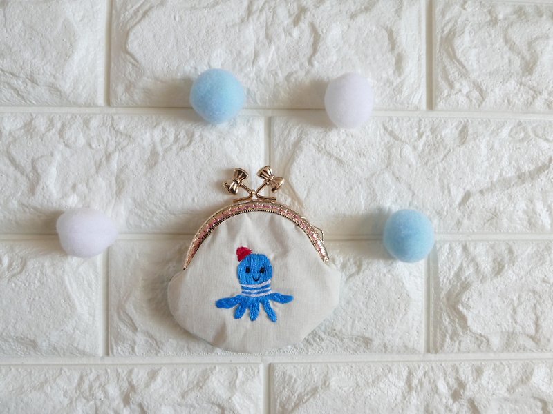 Small embroidery octopus with embroidery - กระเป๋าใส่เหรียญ - ผ้าฝ้าย/ผ้าลินิน ขาว