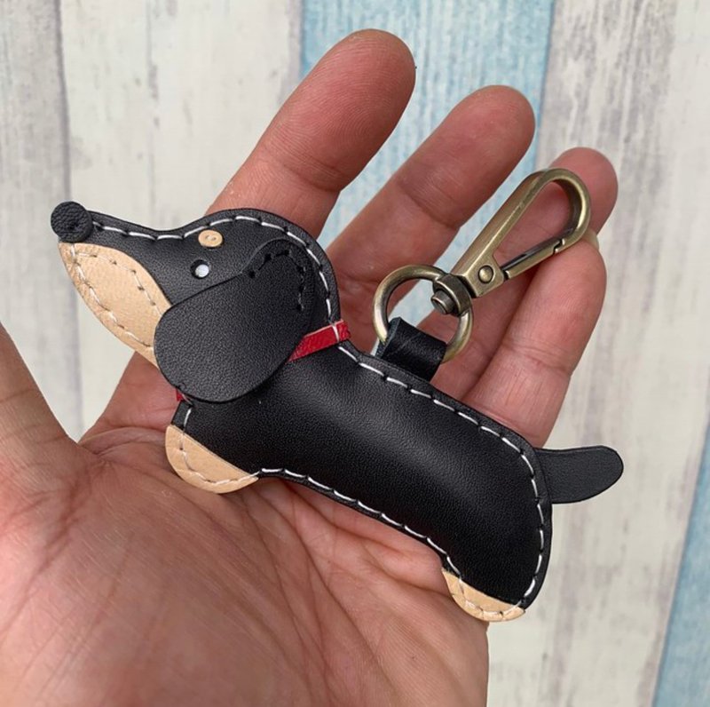 Healing little black cute dachshund dog hand-stitched leather keychain small size - ที่ห้อยกุญแจ - หนังแท้ สีดำ