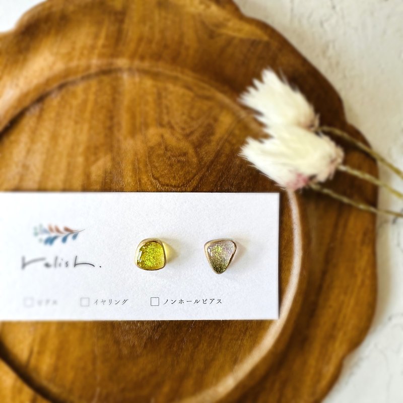 Asymmetric dichroic glass Kintsugi line earrings non-hole earrings metal allergy-friendly glass yellow yellow pink gold gold small small thin - ต่างหู - แก้ว สีเหลือง