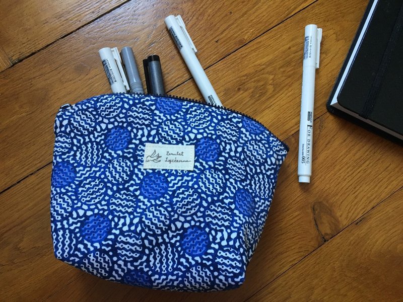 Floral cloth zipper storage bag/pen bag/ sundries bag (blue circle) - กระเป๋าเครื่องสำอาง - ผ้าฝ้าย/ผ้าลินิน 