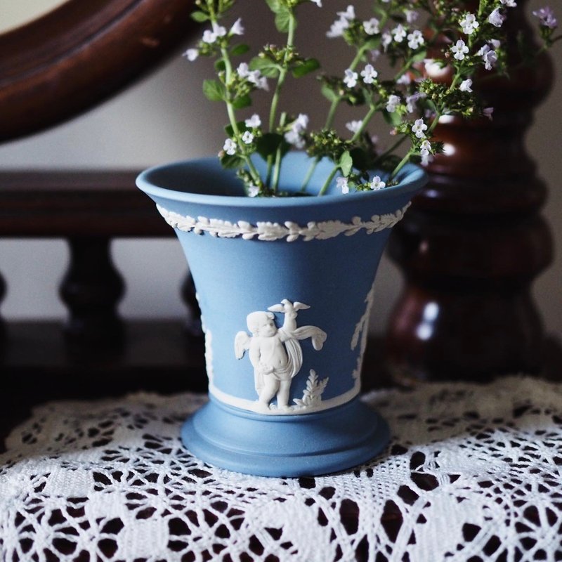 1970 British Wedgwood jasperware light blue cherub relief vase - เซรามิก - ดินเผา สีน้ำเงิน