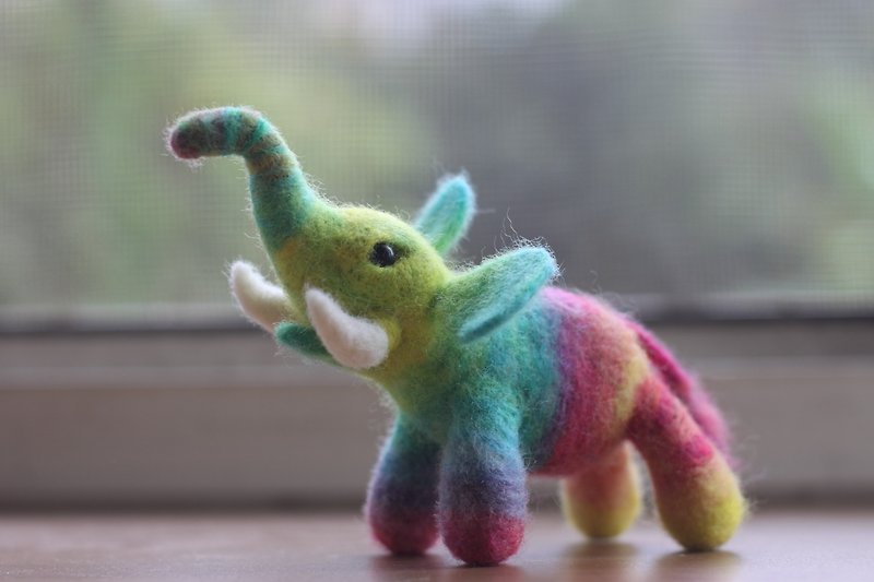 Hand-dyed wool rainbow elephant custom - ตุ๊กตา - ขนแกะ หลากหลายสี