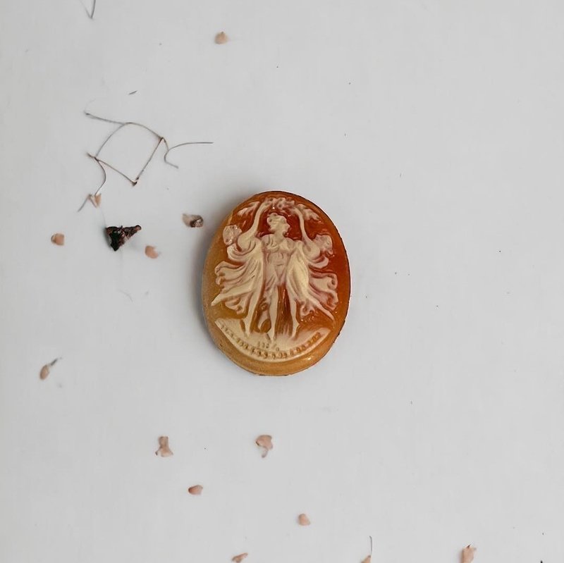 Real shell pure handmade shell carving Greek goddess Cameo Unmounted handmade jewelry material - งานโลหะ/เครื่องประดับ - เปลือกหอย สีส้ม