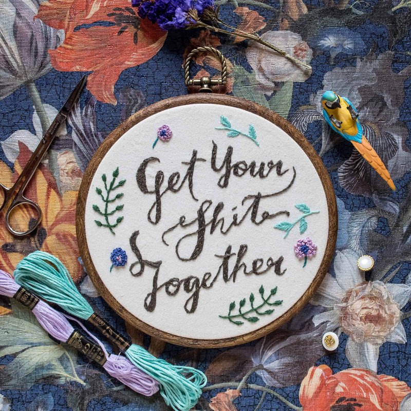 【刺繡文字】手作刺繡框　Get Your Shit Together - 擺飾/家飾品 - 棉．麻 白色
