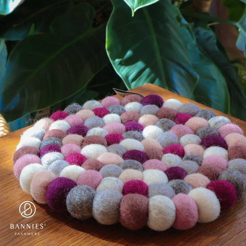 Desert Cherry | Nepalese handmade wool felt cup and pot holders - ผ้ารองโต๊ะ/ของตกแต่ง - ขนแกะ หลากหลายสี