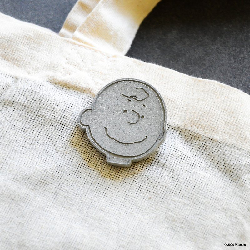 Snoopy x C3Craft | 微笑中的查理布朗水泥襟章 - 胸針/心口針 - 水泥 銀色