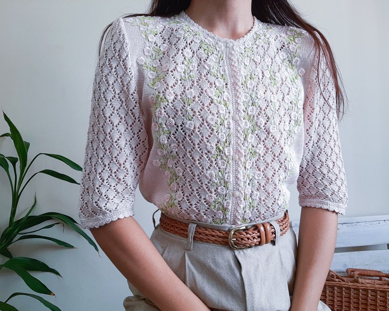 Vintage 1960s Hand Knit Blouse Pastel Pink Silk Linen Crochet Shoulder Pads Top - สเวตเตอร์ผู้หญิง - ผ้าไหม สึชมพู