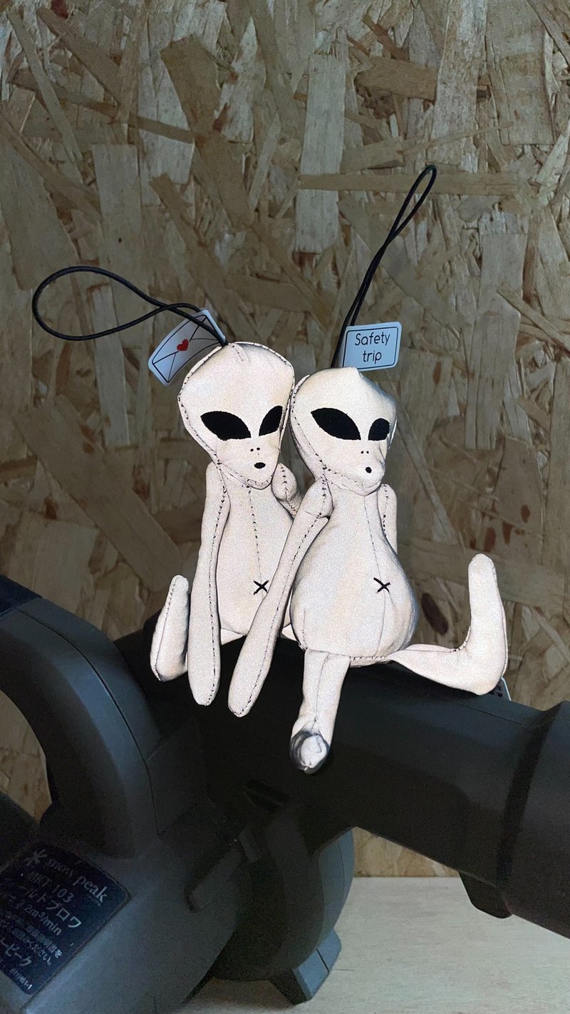 [Popular Pre-order] KOKOPELLI Alien Infested WHOOPEE GRAY SILVER Safe Travels - Charms - Other Materials Multicolor