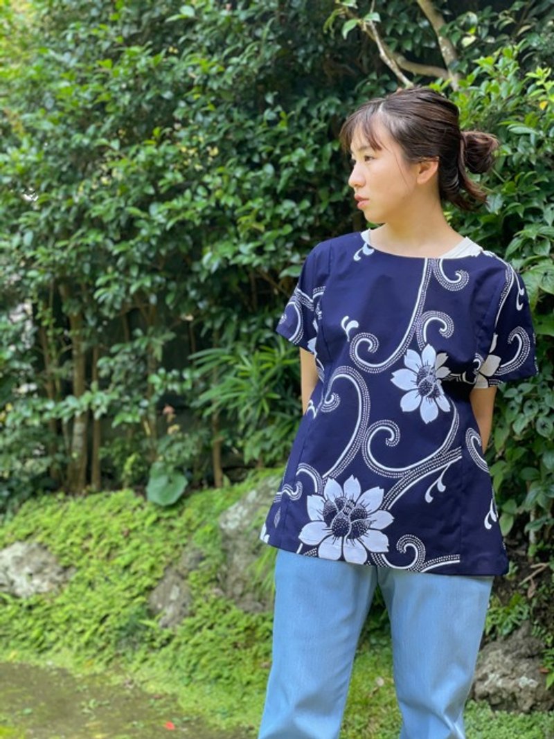 Remake of a yukata: Navy blue large flower lover pattern pullover - เสื้อผู้หญิง - ผ้าฝ้าย/ผ้าลินิน 