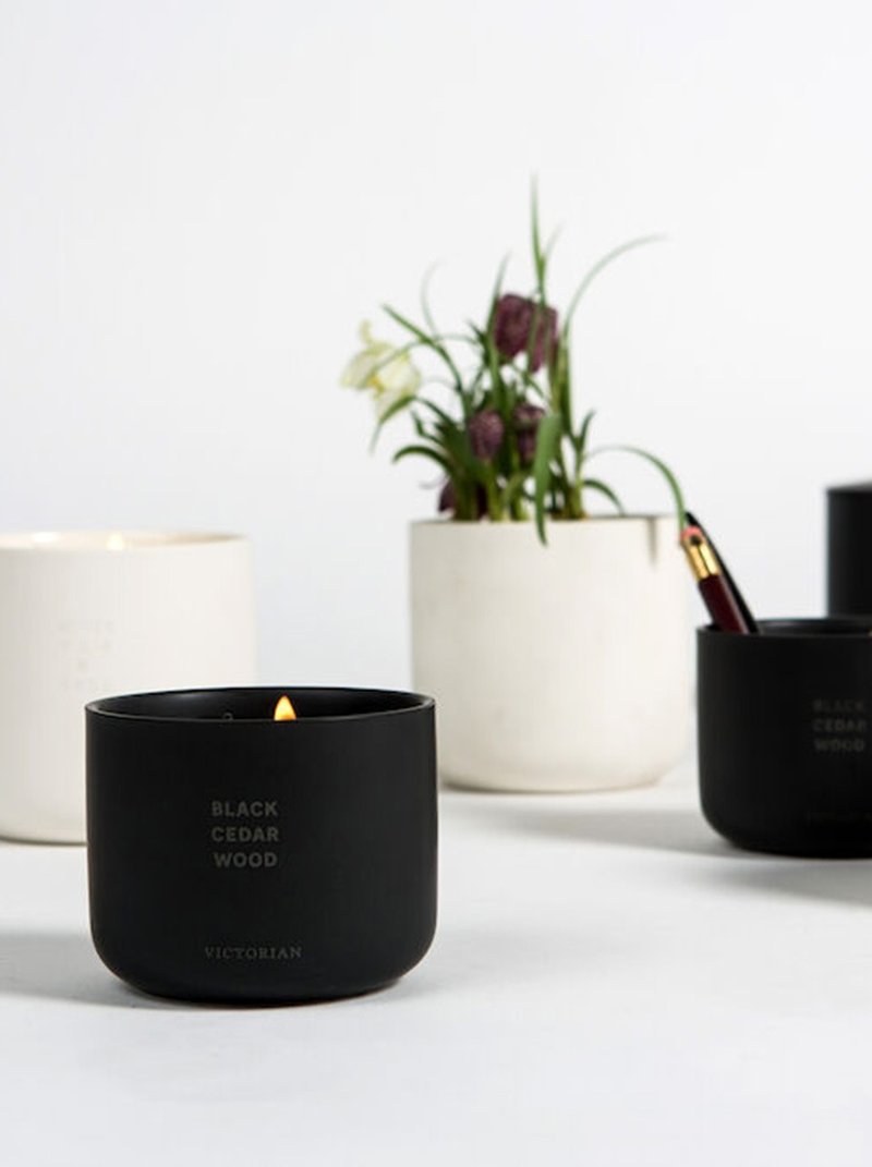 Black Cedar wood Candle - เทียน/เชิงเทียน - ขี้ผึ้ง 