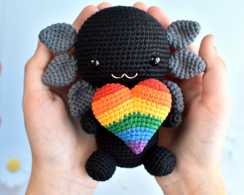 Axolotl stuffed with rainbow heart / Axolotl pride / Black axolotl - ตุ๊กตา - ผ้าฝ้าย/ผ้าลินิน 